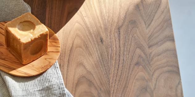 Focus sur le noyer : nos collections salle de bain