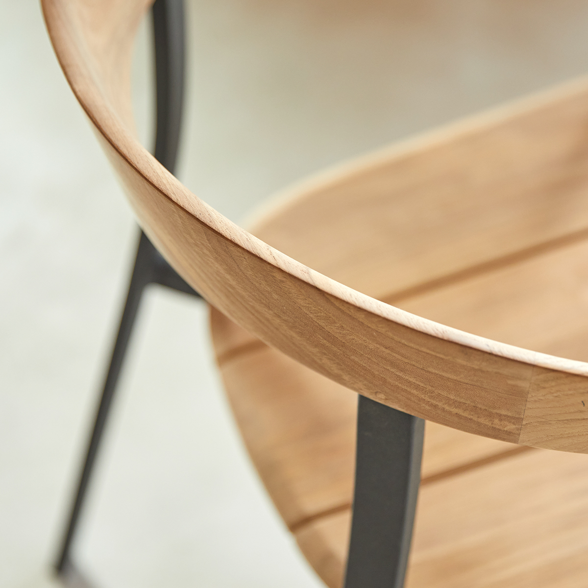Arco - Stuhl aus Teak massiv und Aluminium Arco - Stuhl aus Teak massiv und Aluminium