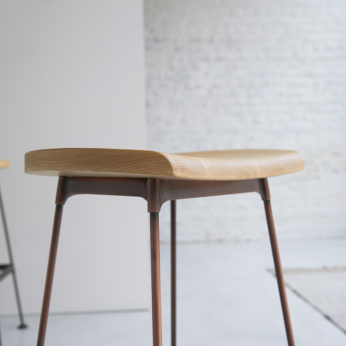 Diego - Hoher Hocker aus Esche und Metall copper Diego - Hoher Hocker aus Esche und Metall copper