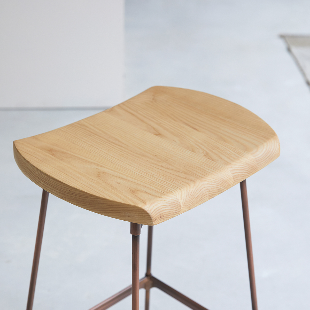 Diego - Hoher Hocker aus Esche und Metall copper Diego - Hoher Hocker aus Esche und Metall copper