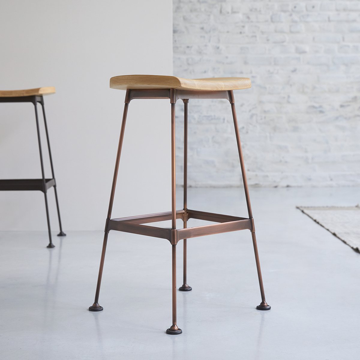 Diego - Hoher Hocker aus Esche und Metall copper Diego - Hoher Hocker aus Esche und Metall copper