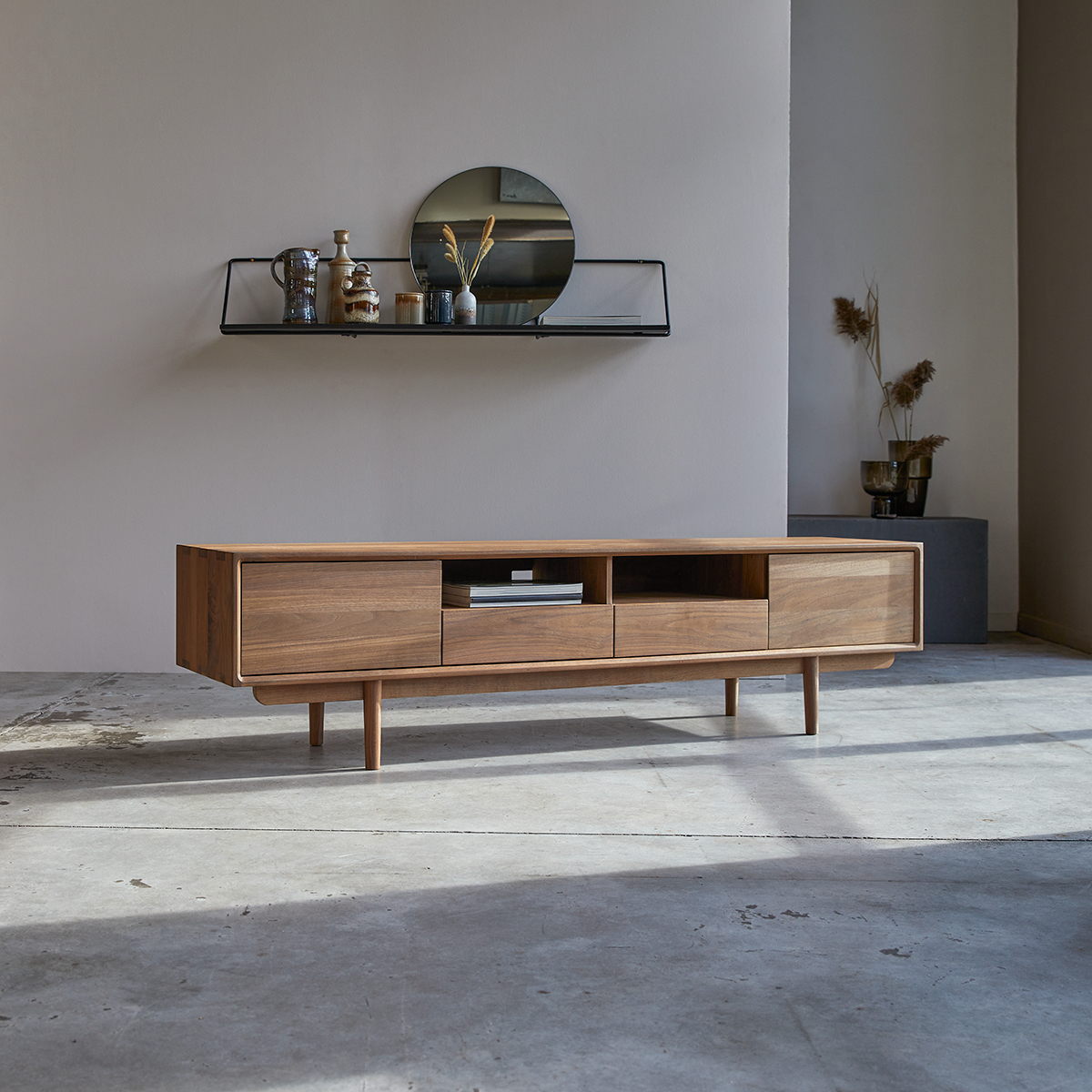 Ellie - TV Schrank aus massivem Nussbaum 180 cm Ellie - TV Schrank aus massivem Nussbaum 180 cm