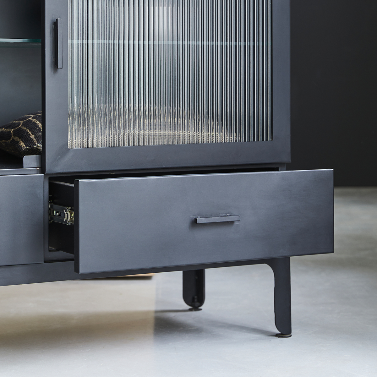 Emil - Niedriger Vitrinenschrank aus Metall Emil - Niedriger Vitrinenschrank aus Metall