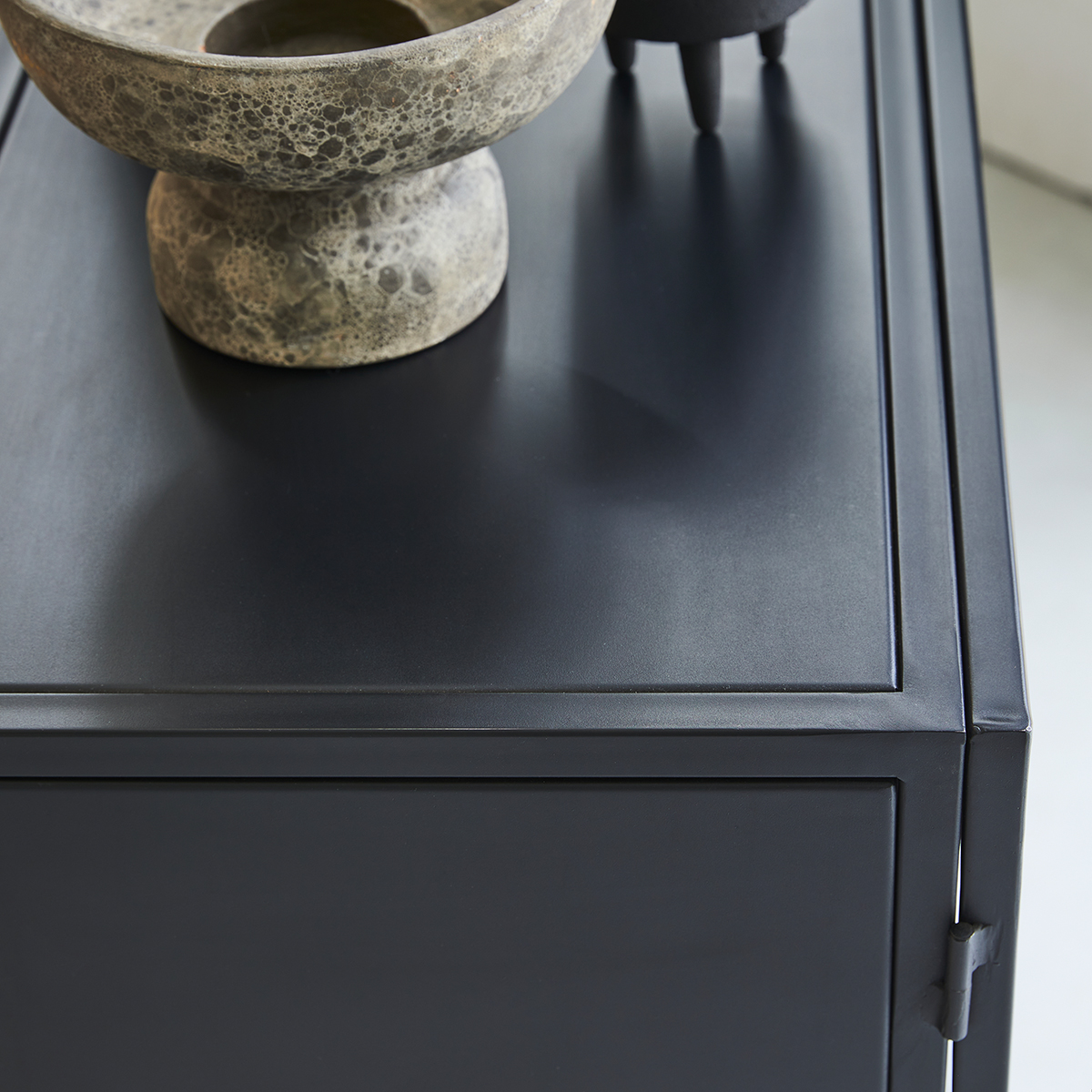Emil - Niedriger Vitrinenschrank aus Metall Emil - Niedriger Vitrinenschrank aus Metall
