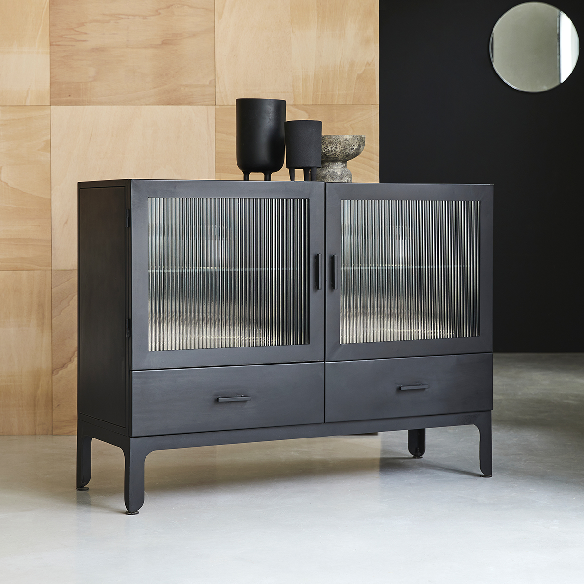 Emil - Niedriger Vitrinenschrank aus Metall Emil - Niedriger Vitrinenschrank aus Metall