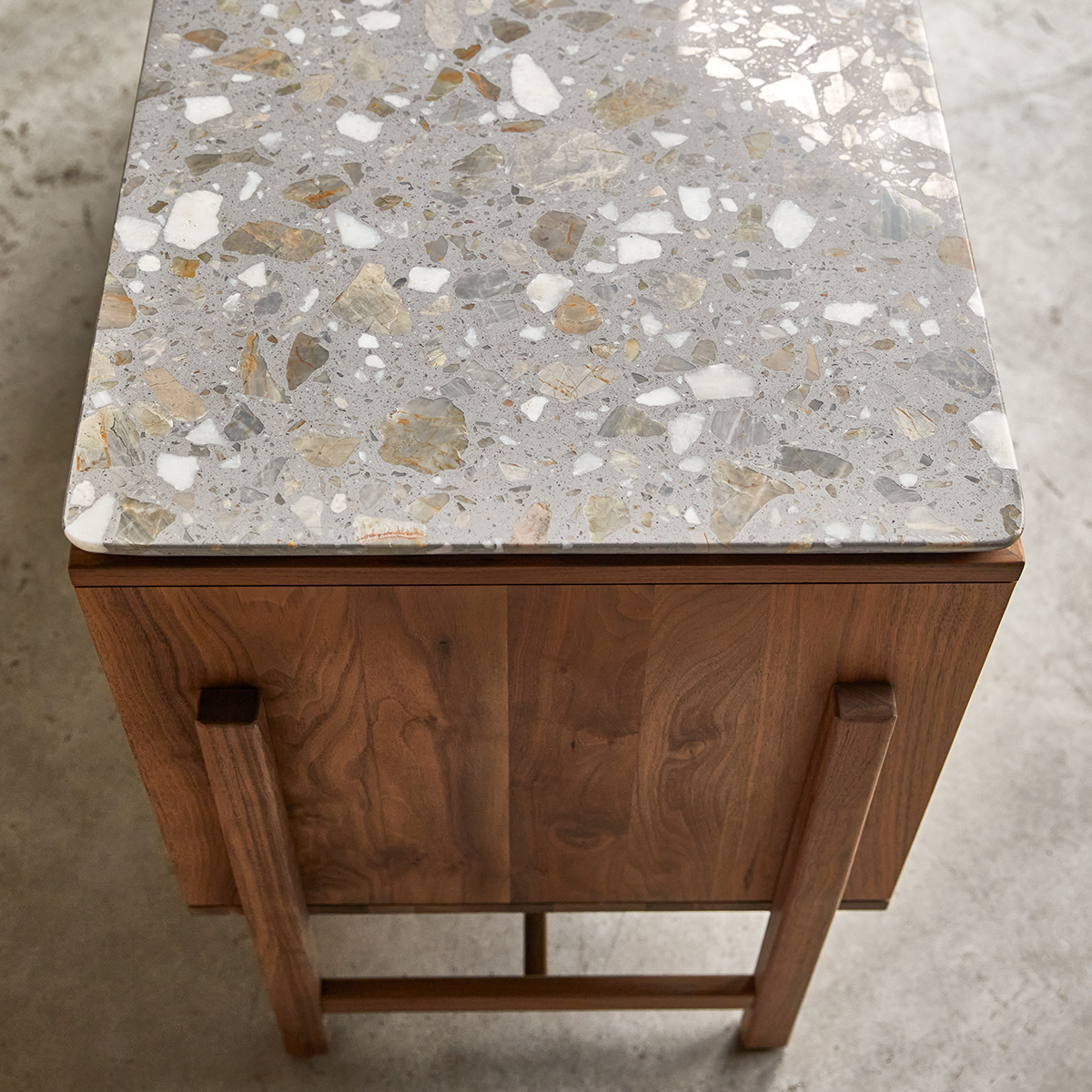 Isaure - Anrichte aus Nussbaum massiv und Premium-Terrazzo 140 cm Isaure - Anrichte aus Nussbaum massiv und Premium-Terrazzo 140 cm