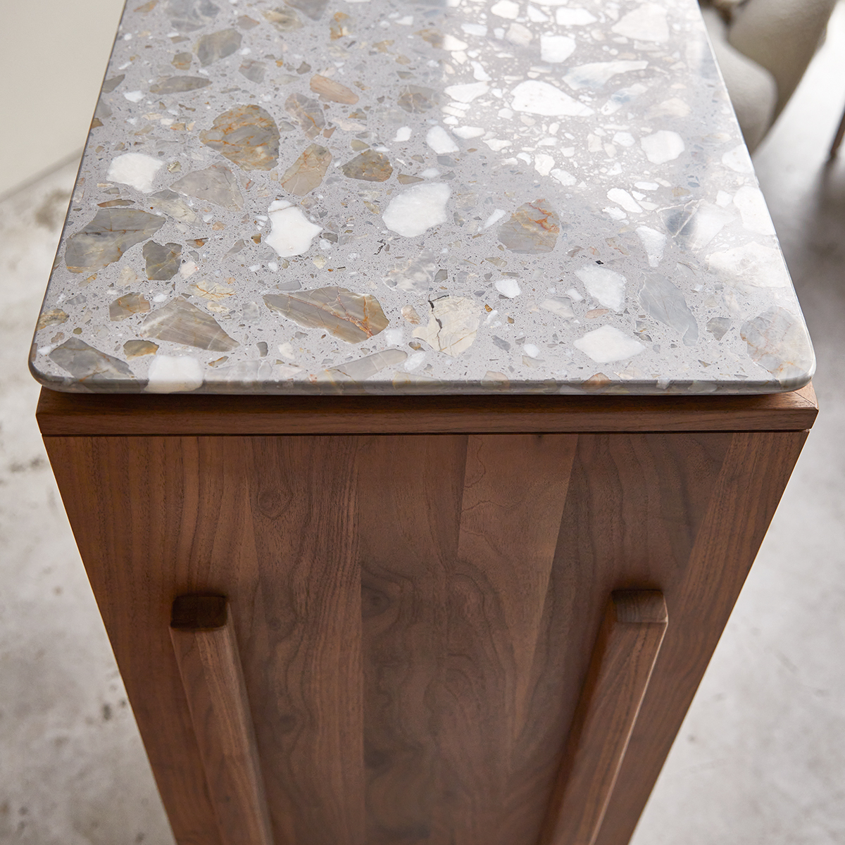 Isaure - Anrichte Nussbaum massiv und Premium-Terrazzo 80 cm Isaure - Anrichte Nussbaum massiv und Premium-Terrazzo 80 cm