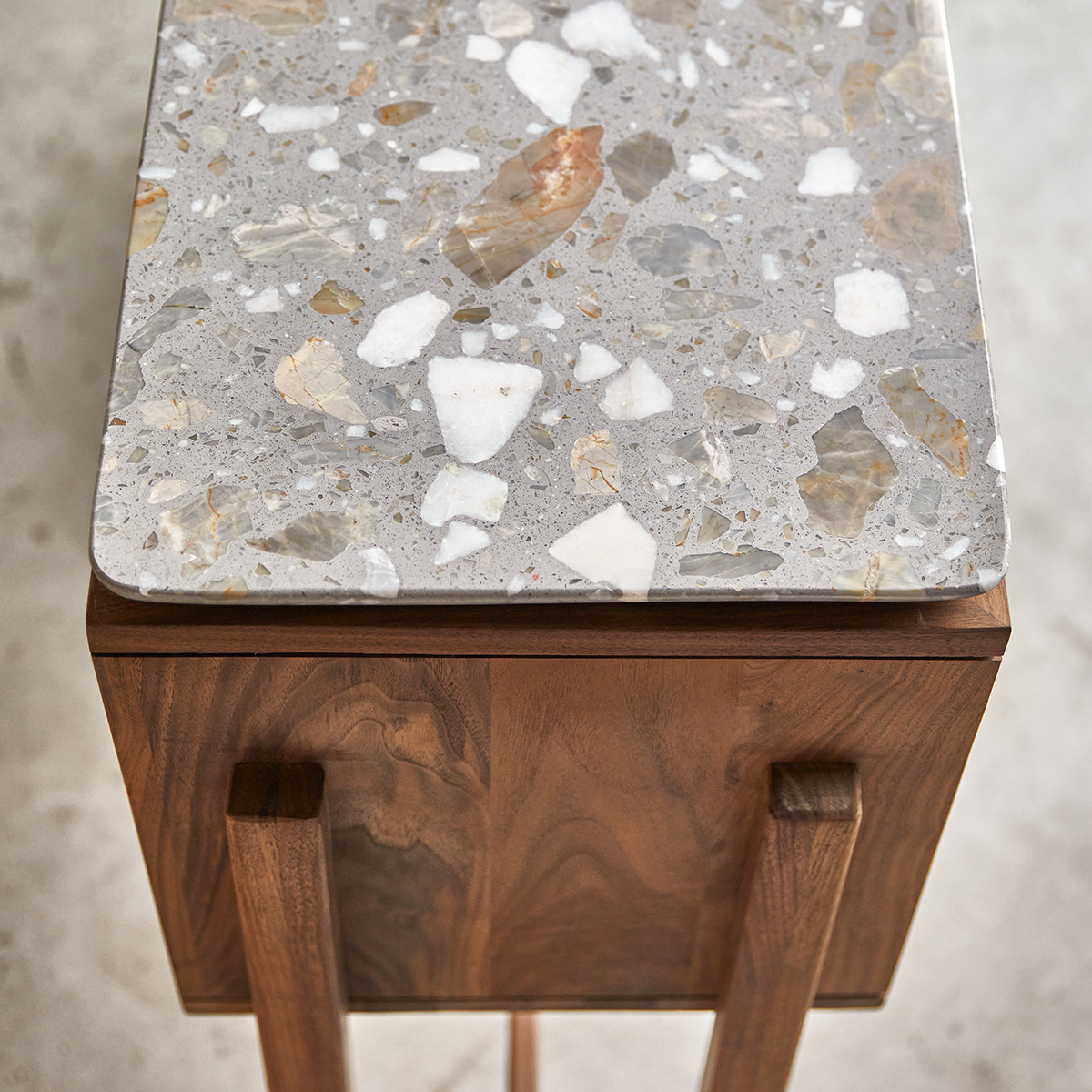Isaure - Konsoleaus massivem Nussbaum und Premium-Terrazzo Isaure - Konsoleaus massivem Nussbaum und Premium-Terrazzo