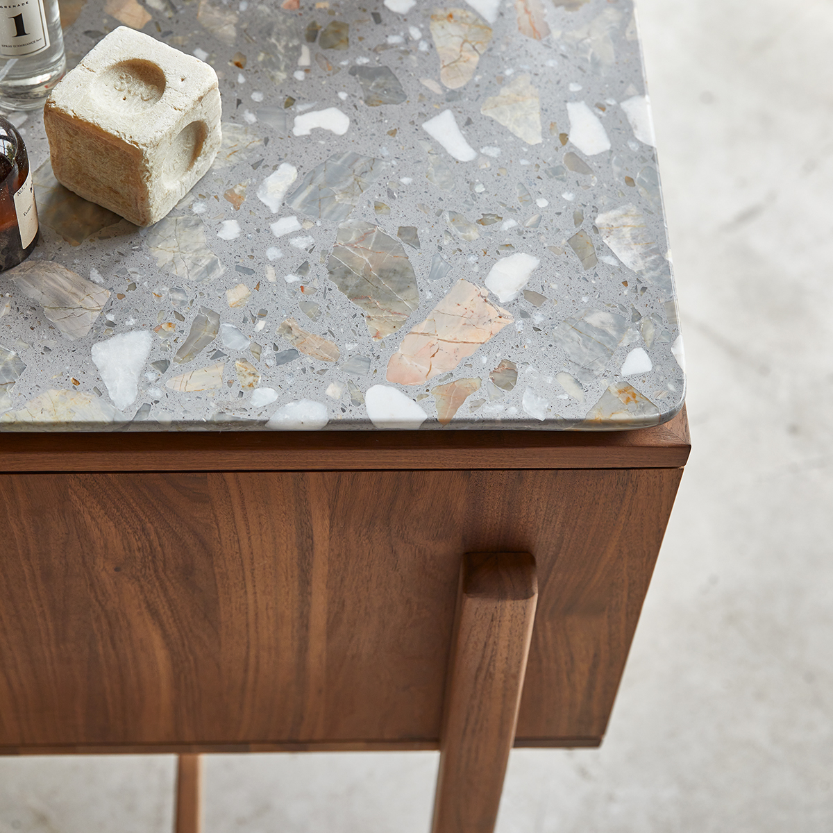 Isaure - Meuble salle de bain en noyer massif et terrazzo premium 125 cm Isaure - Meuble salle de bain en noyer massif et terrazzo premium 125 cm