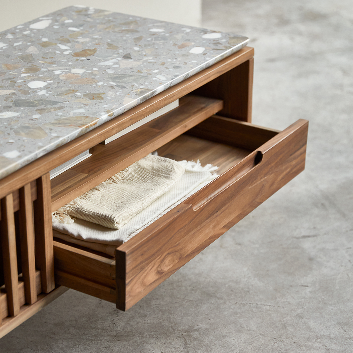 Isaure - TV-Schrank aus Nussbaum massiv und Premium-Terrazzo 140 cm Isaure - TV-Schrank aus Nussbaum massiv und Premium-Terrazzo 140 cm