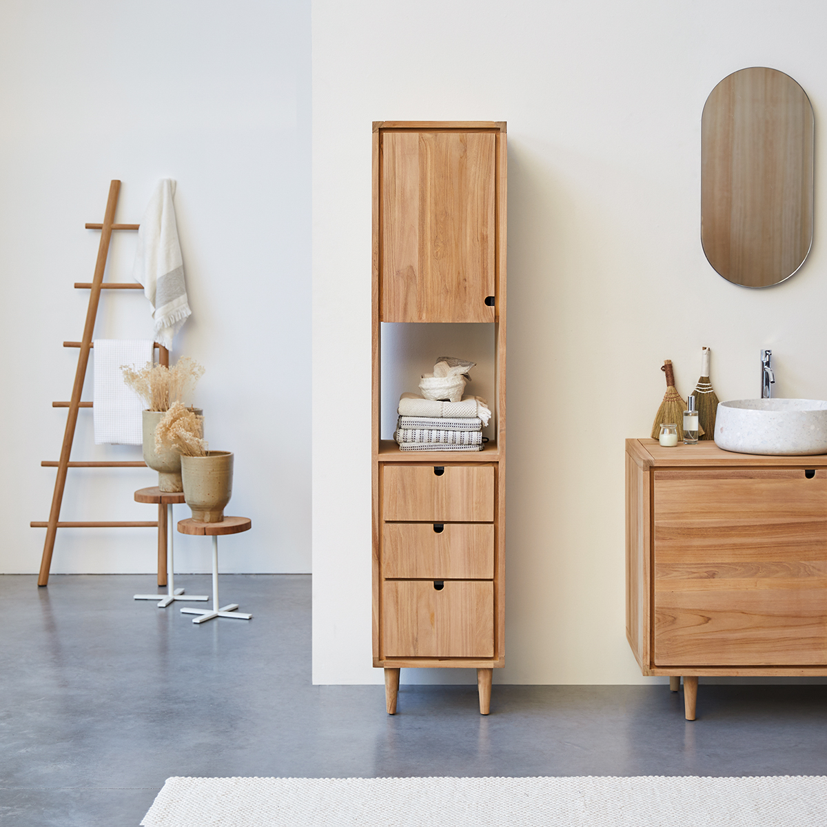 Jonàk - Hochschrank aus massivem Teakholz Jonàk - Hochschrank aus massivem Teakholz