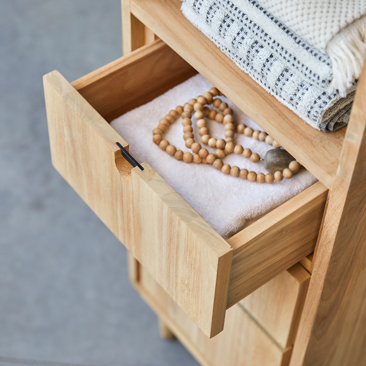 Jonàk - Hochschrank aus massivem Teakholz Jonàk - Hochschrank aus massivem Teakholz
