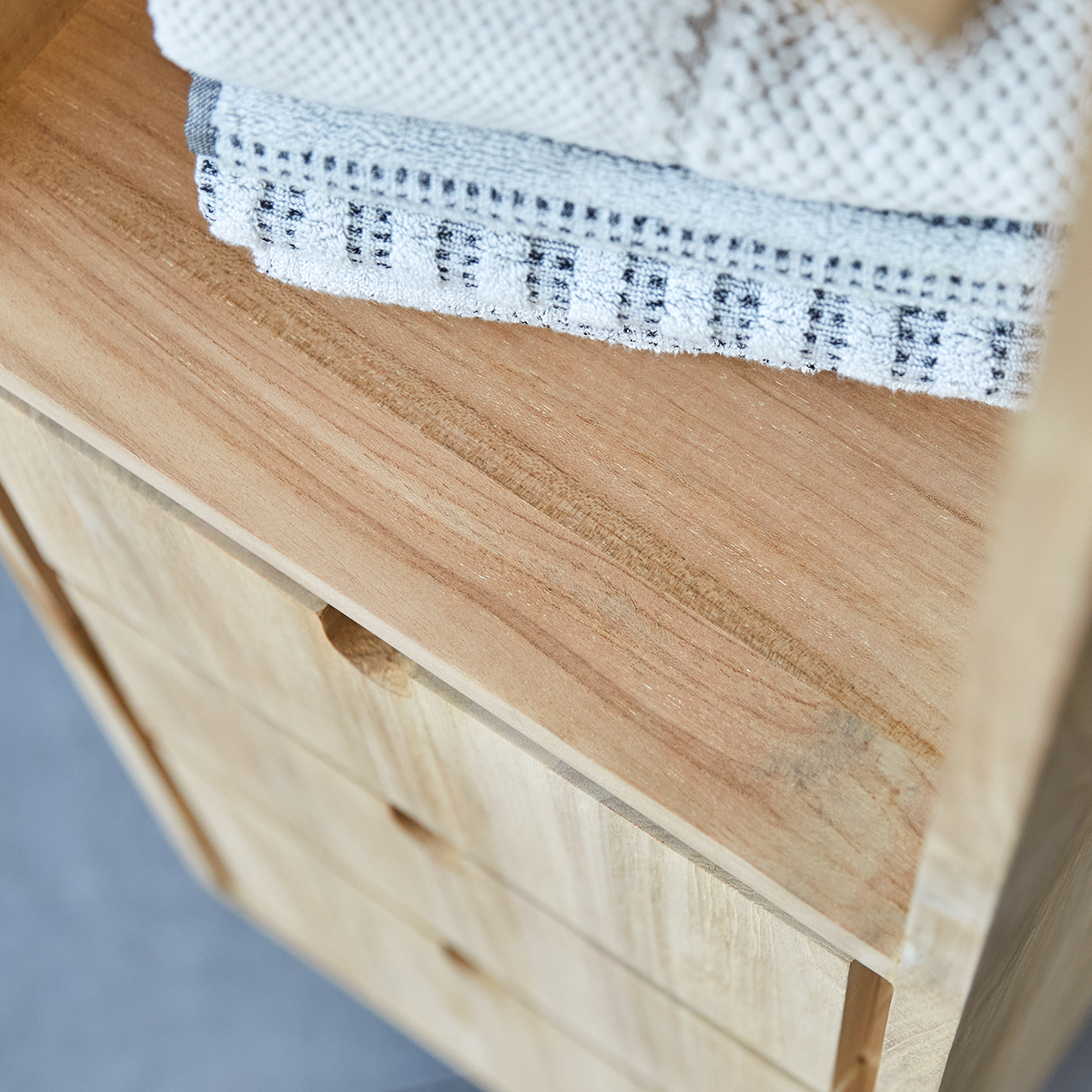Jonàk - Hochschrank aus massivem Teakholz Jonàk - Hochschrank aus massivem Teakholz