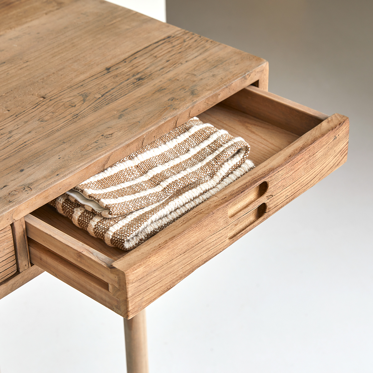 Kim - Konsole aus recycelter Pinie und Ulme Kim - Konsole aus recycelter Pinie und Ulme