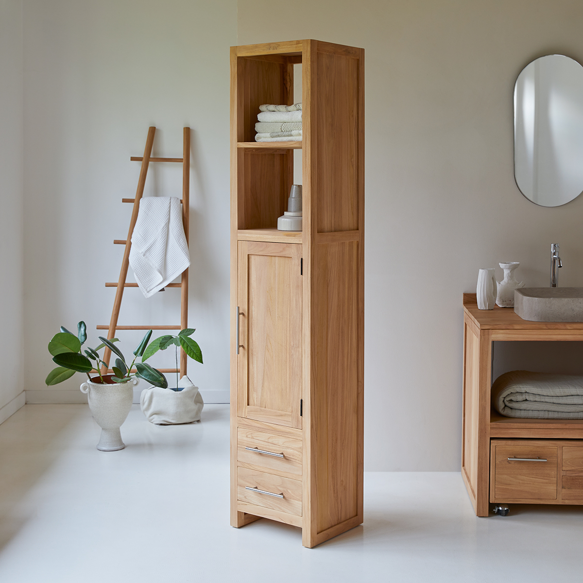 Layang - Hochschrank aus massivem Teakholz Layang - Hochschrank aus massivem Teakholz