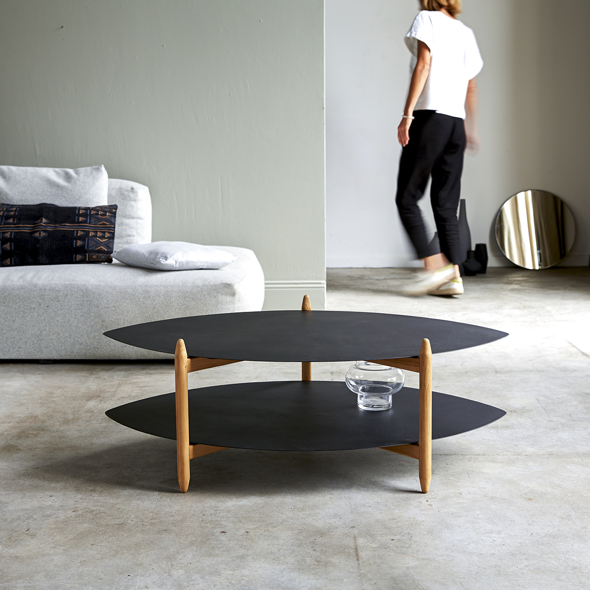 Lisa - Couchtisch aus Teak und Metall Lisa - Couchtisch aus Teak und Metall