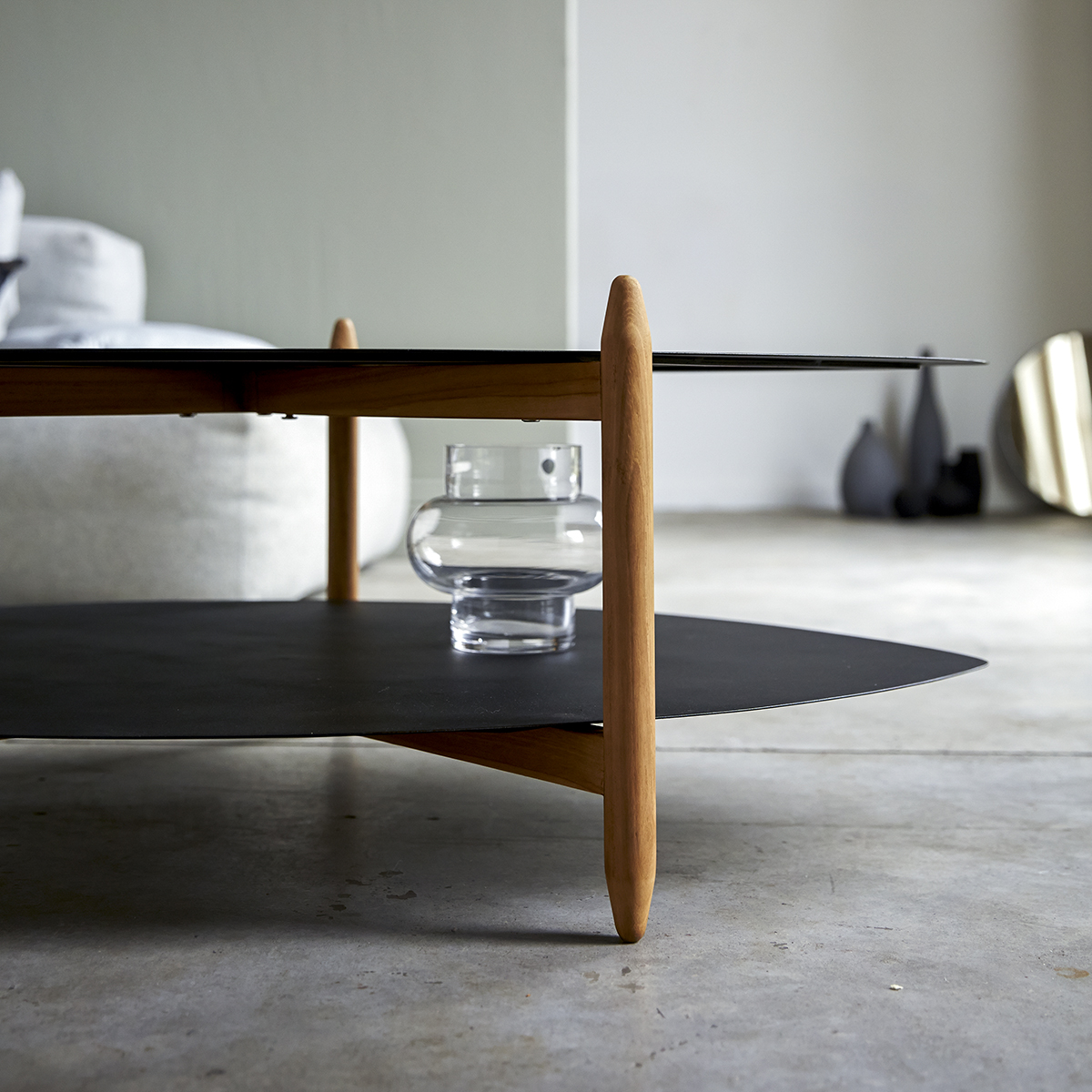 Lisa - Couchtisch aus Teak und Metall Lisa - Couchtisch aus Teak und Metall