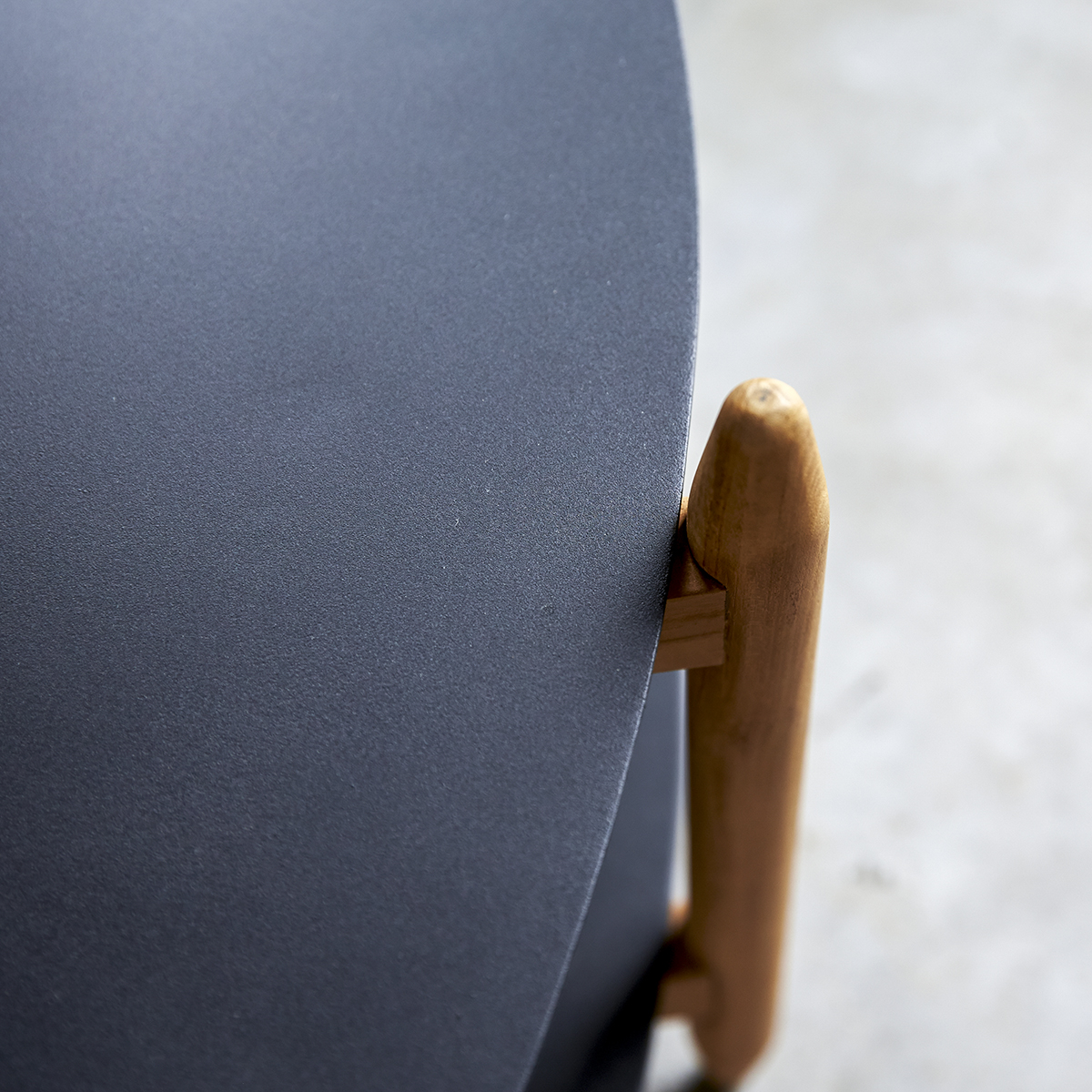 Lisa - Couchtisch aus Teak und Metall Lisa - Couchtisch aus Teak und Metall