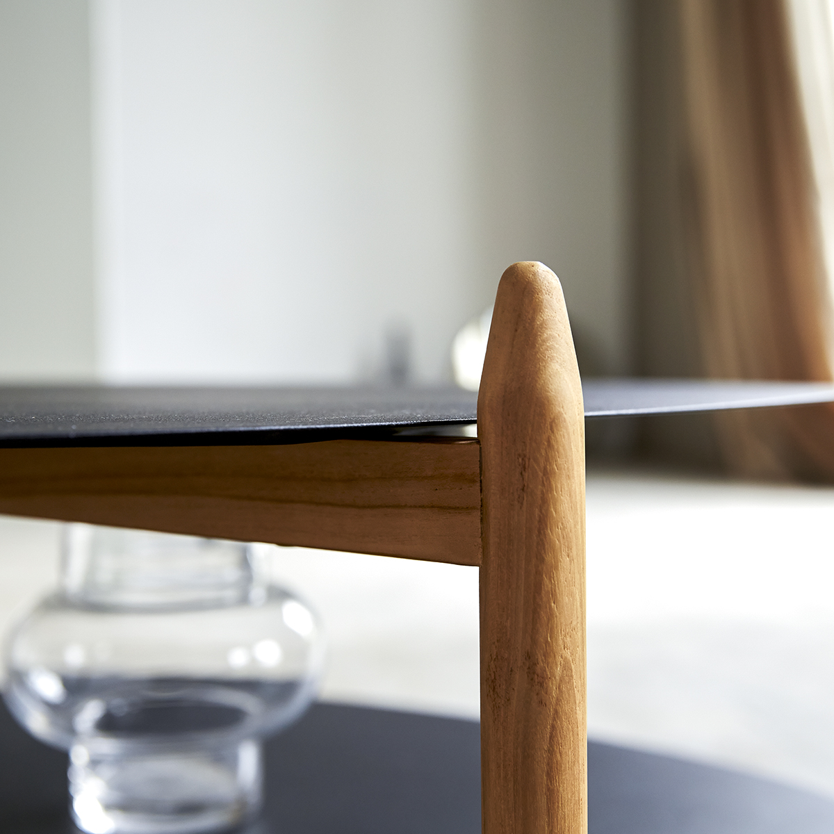 Lisa - Couchtisch aus Teak und Metall Lisa - Couchtisch aus Teak und Metall