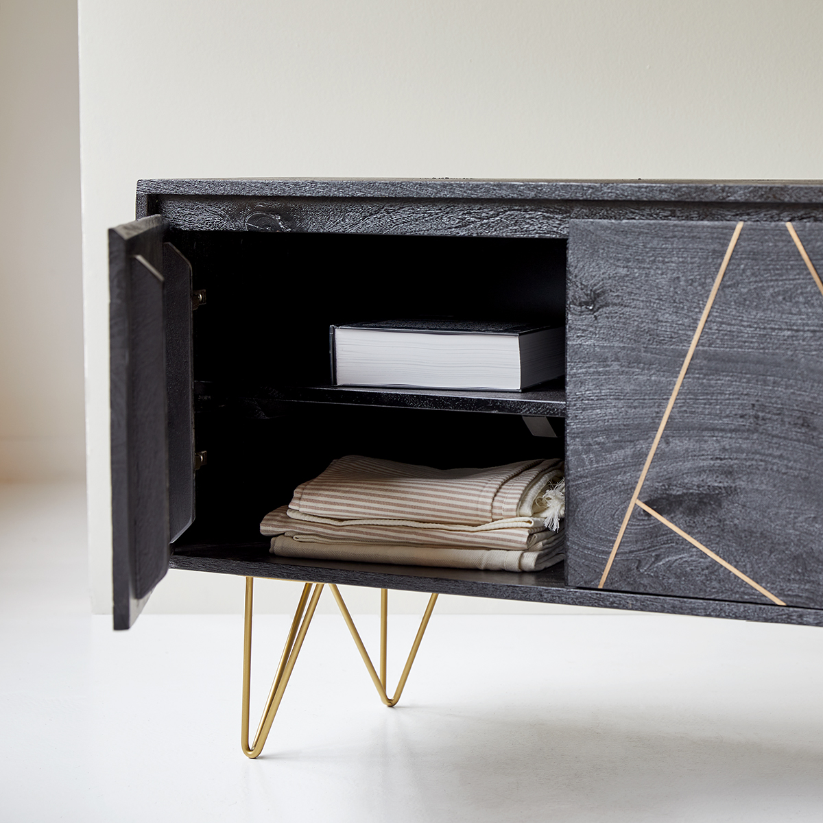 Liv - TV Schrank aus massivem Mangoholz 150 cm Liv - TV Schrank aus massivem Mangoholz 150 cm