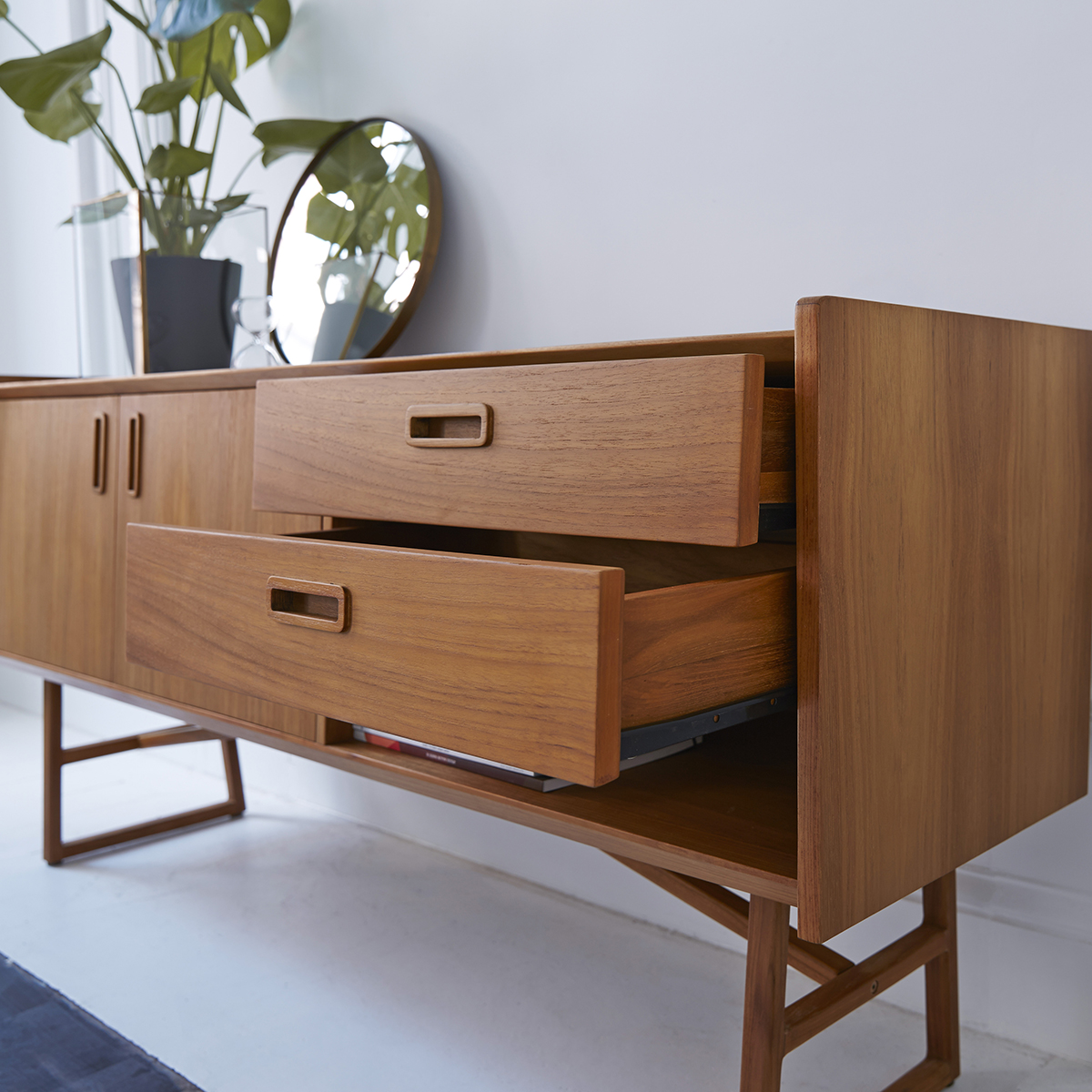 Marcus - TV Schrank aus Teak 160 cm Marcus - TV Schrank aus Teak 160 cm
