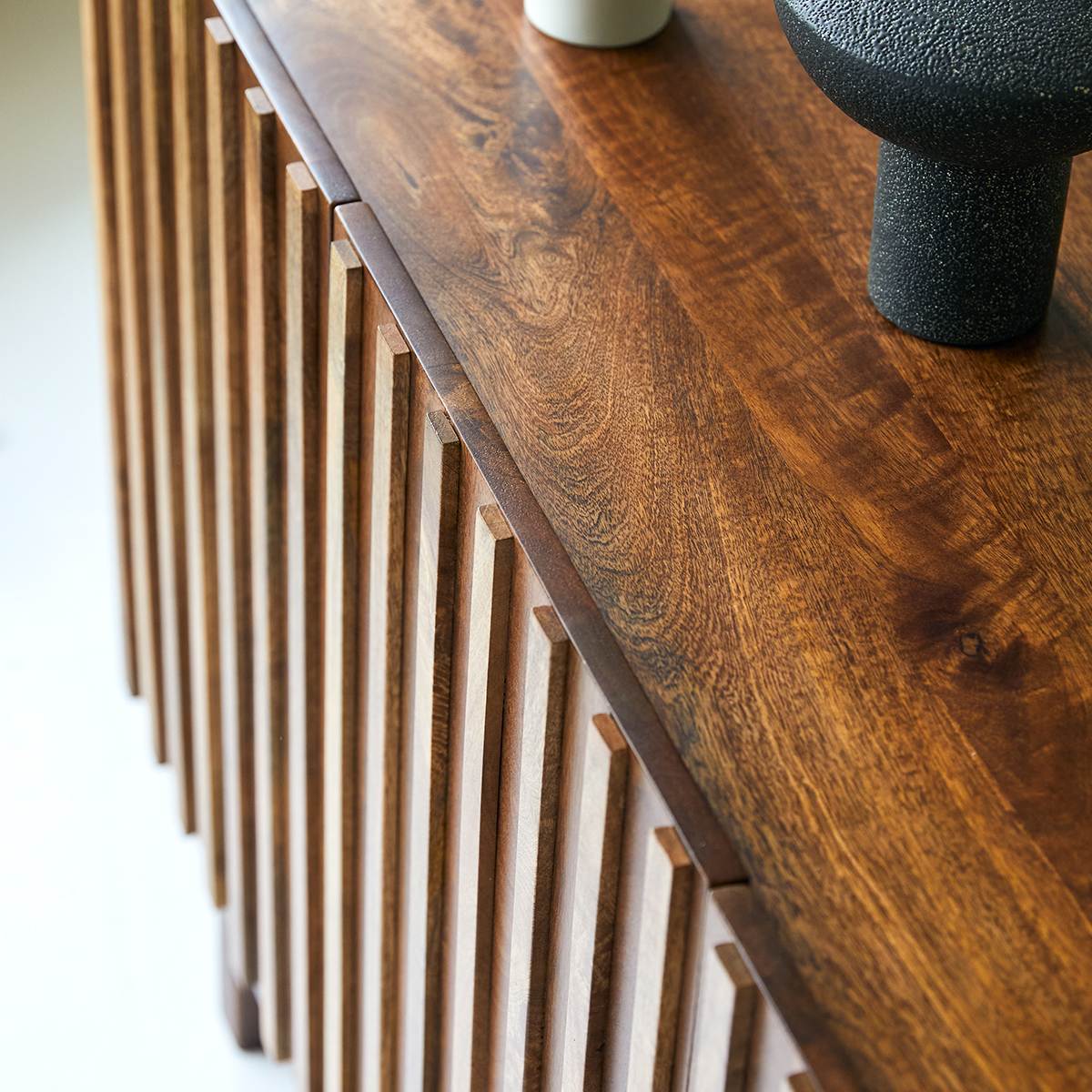 Milo - Sideboard aus massivem Mangoholz Milo - Sideboard aus massivem Mangoholz