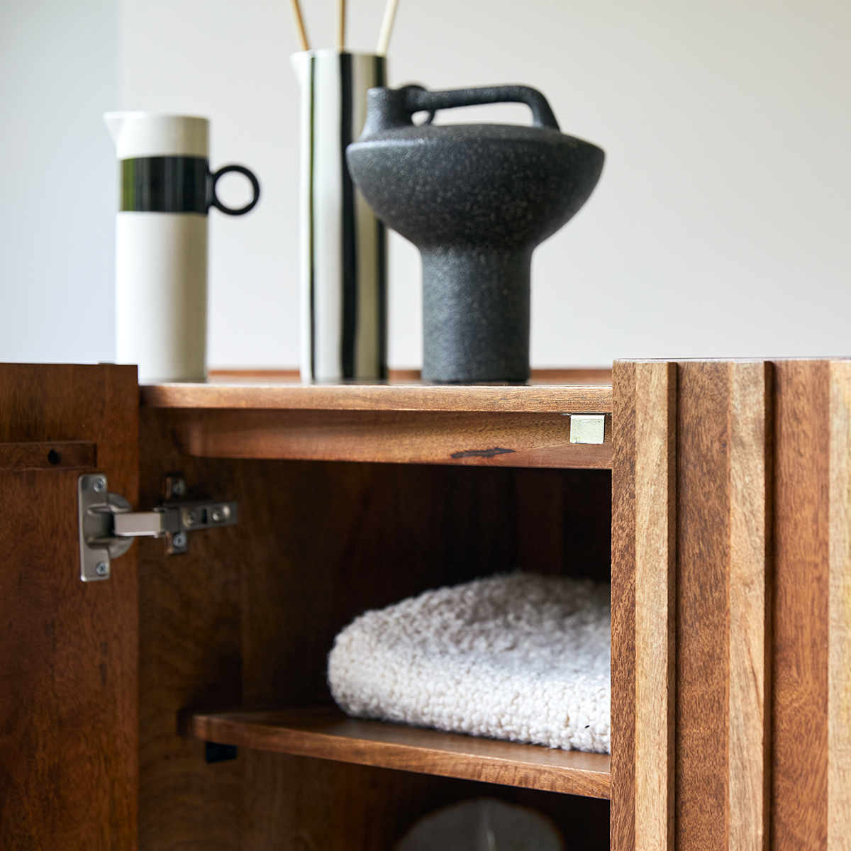 Milo - Sideboard aus massivem Mangoholz Milo - Sideboard aus massivem Mangoholz