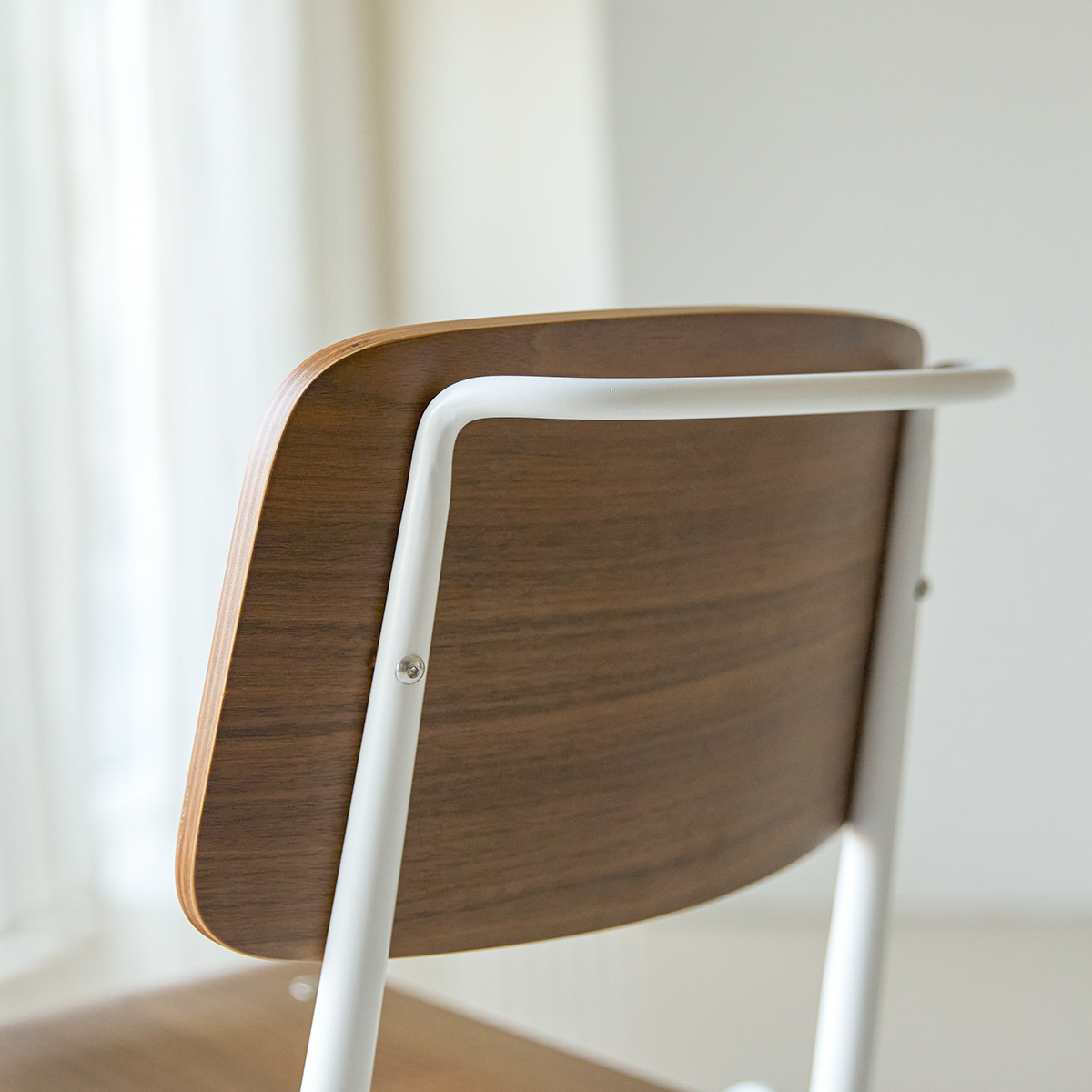 Mio - Chaise en noyer et métal white Mio - Chaise en noyer et métal white