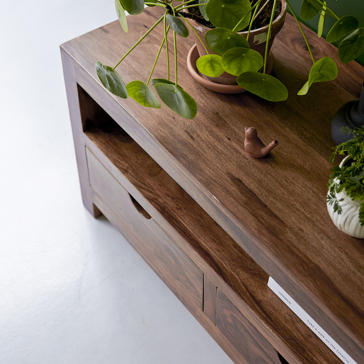 Oliver - TV Schrank aus massivem Palisanderholz 200 cm Oliver - TV Schrank aus massivem Palisanderholz 200 cm