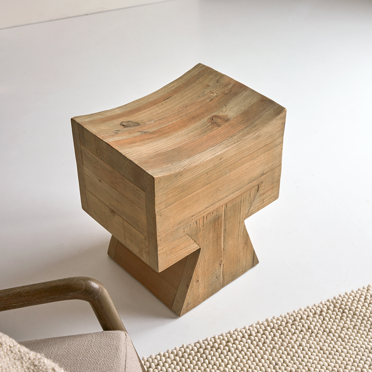 Pio - Hocker aus massiver recycelter Kiefer Pio - Hocker aus massiver recycelter Kiefer