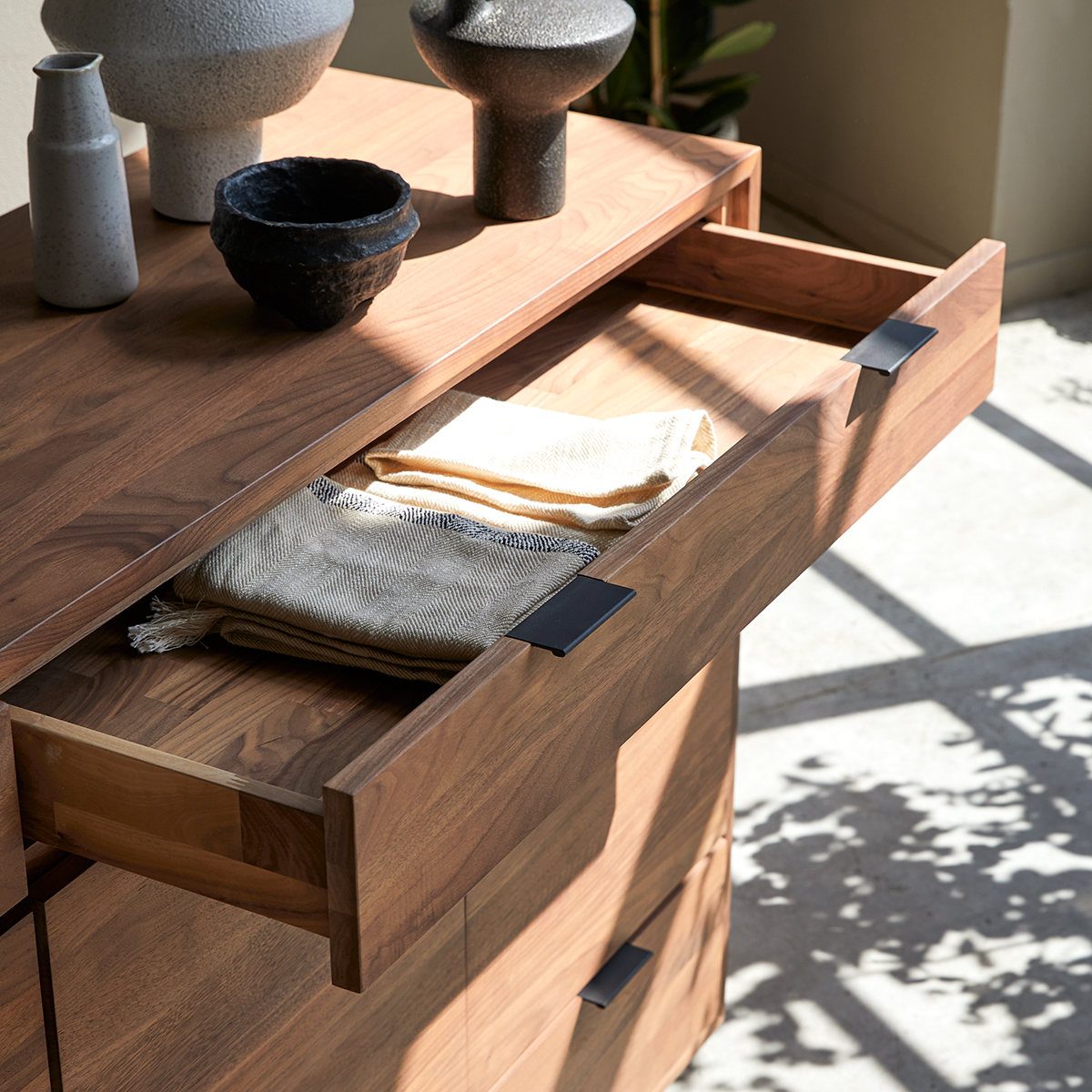Senson - Buffet en noyer massif 200 cm Senson - Buffet en noyer massif 200 cm