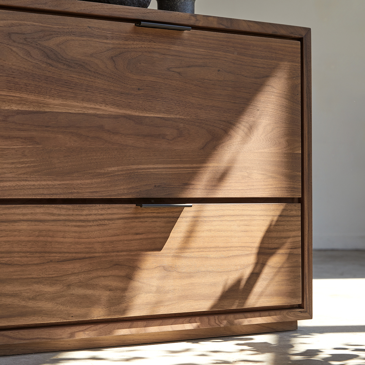 Senson - TV-Schrank aus massivem Nussbaum 120 cm Senson - TV-Schrank aus massivem Nussbaum 120 cm