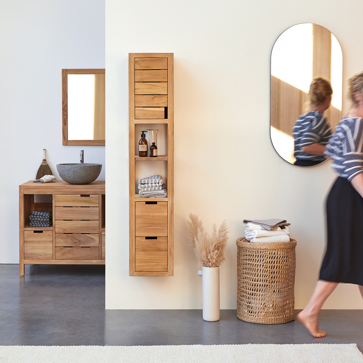 Serena - Hochschrank aus massivem Teak Serena - Hochschrank aus massivem Teak
