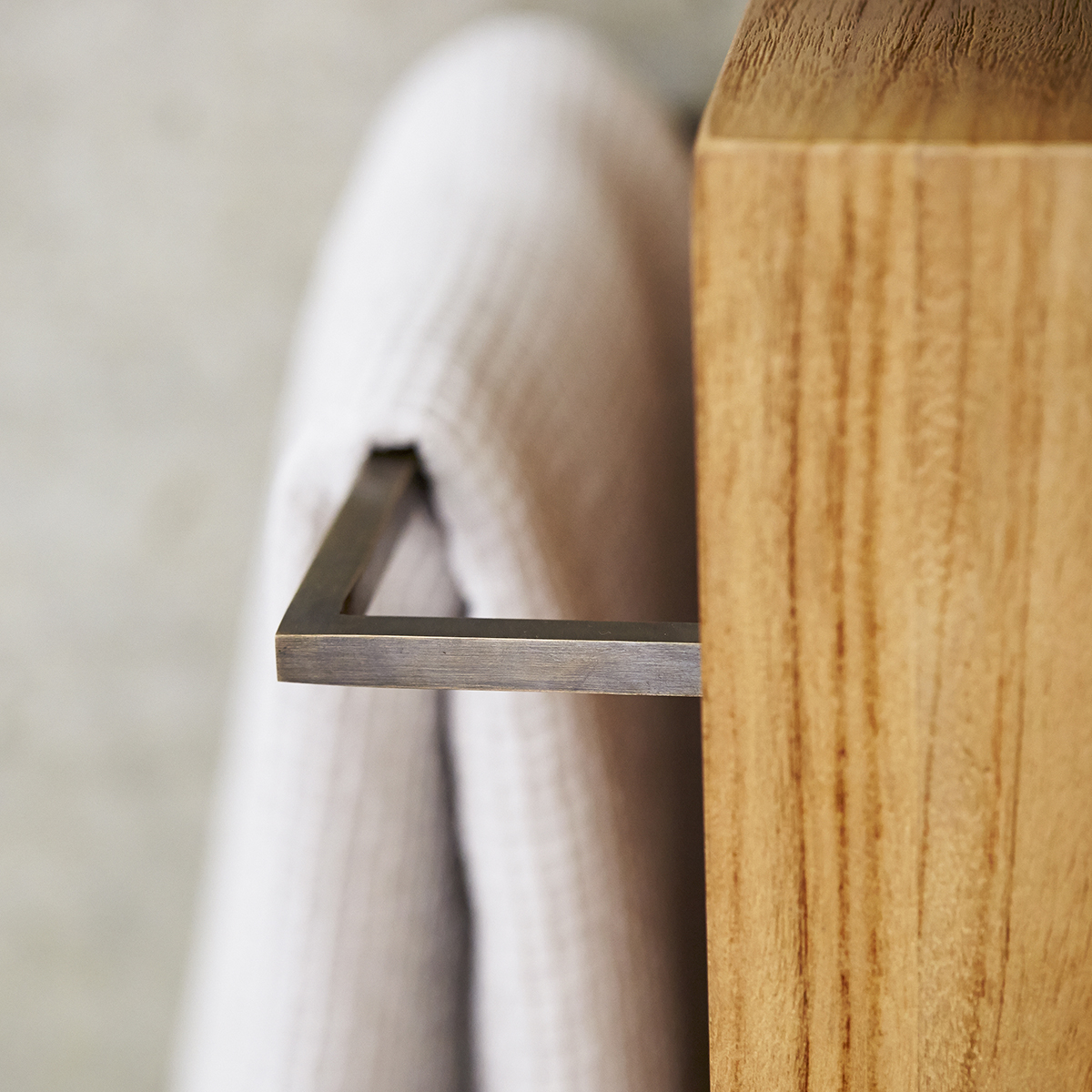 Stelle - Waschtischunterschrank rechts aus massivem Teakholz Stelle - Waschtischunterschrank rechts aus massivem Teakholz