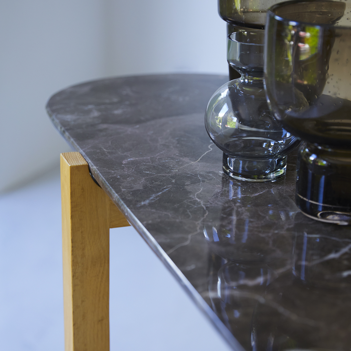 Stoneleaf - Konsole aus massivem Eichenholz und Marmor Stoneleaf - Konsole aus massivem Eichenholz und Marmor