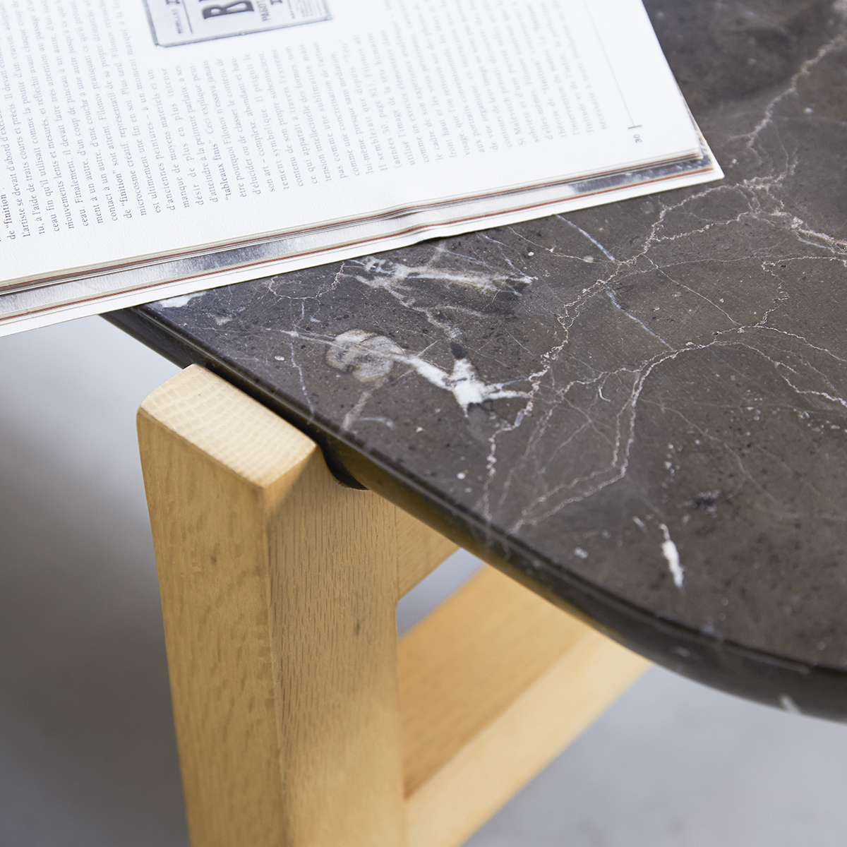 Stoneleaf - Table basse en chêne massif et marbre 130x45 cm Stoneleaf - Table basse en chêne massif et marbre 130x45 cm