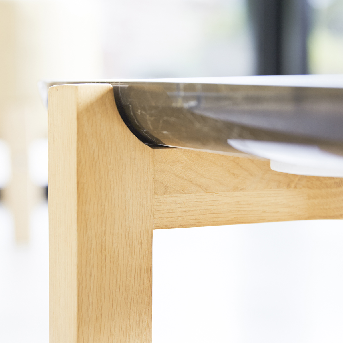 Stoneleaf - Table basse en chêne massif et marbre 130x45 cm Stoneleaf - Table basse en chêne massif et marbre 130x45 cm