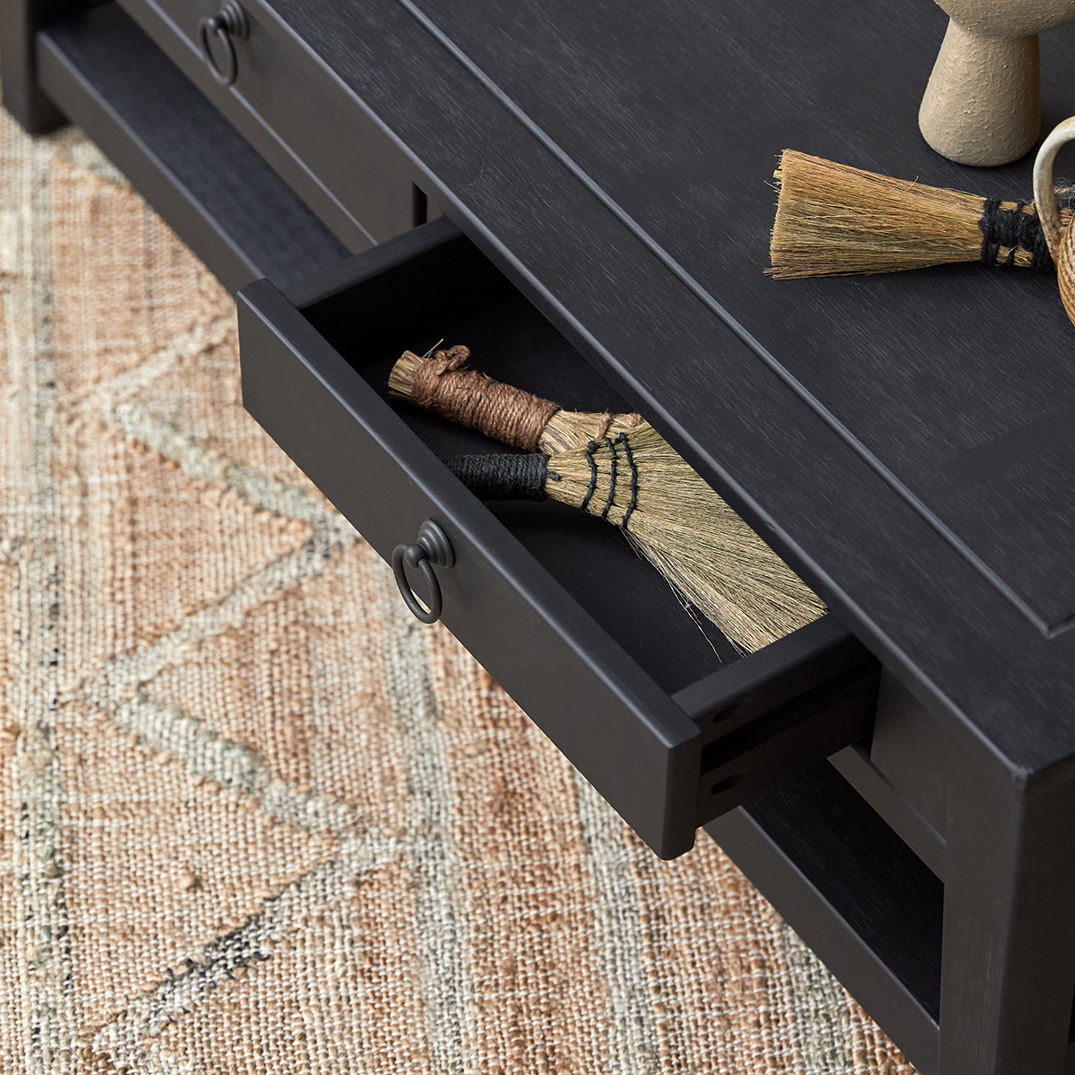 Thaki Black - Couchtisch aus Kiefer massiv Thaki Black - Couchtisch aus Kiefer massiv