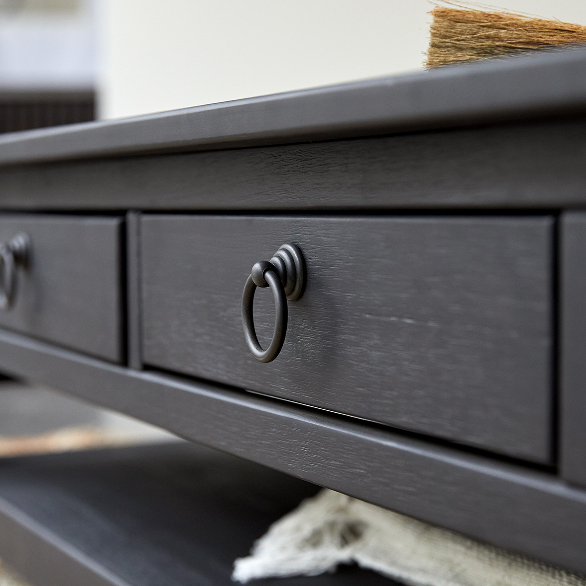 Thaki Black - Couchtisch aus Kiefer massiv Thaki Black - Couchtisch aus Kiefer massiv