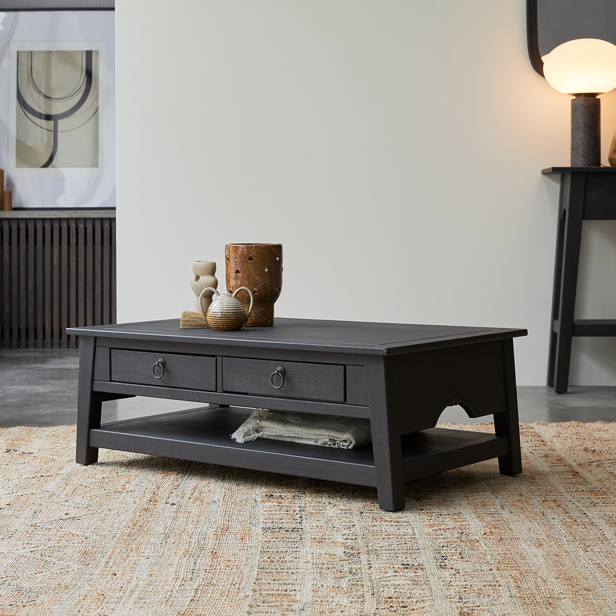 Thaki Black - Couchtisch aus Kiefer massiv Thaki Black - Couchtisch aus Kiefer massiv