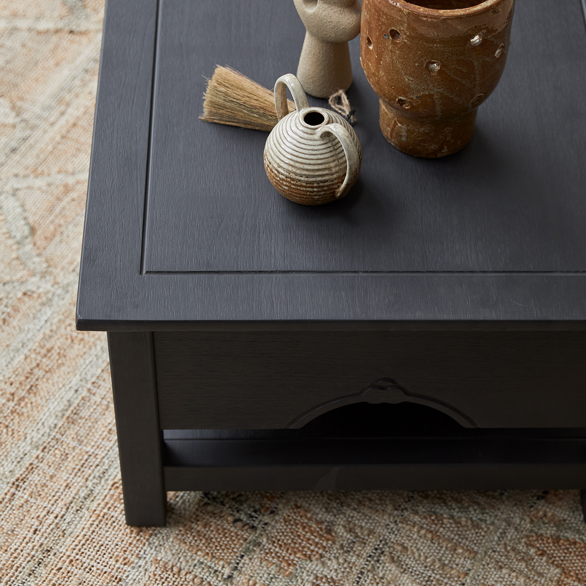 Thaki Black - Couchtisch aus Kiefer massiv Thaki Black - Couchtisch aus Kiefer massiv