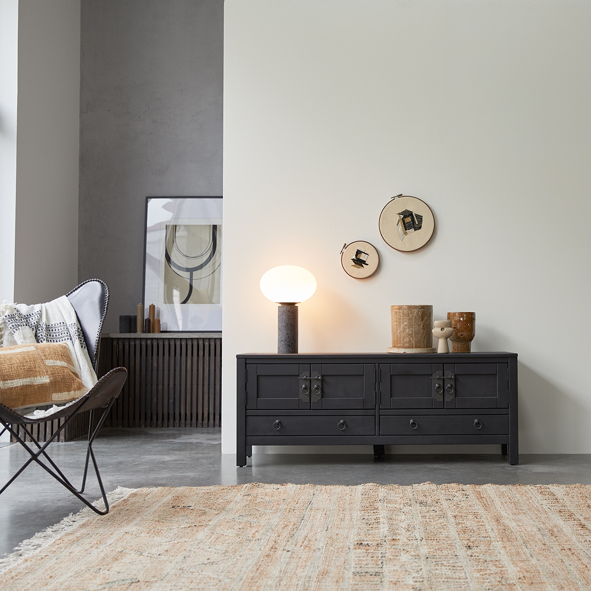 Thaki Black - TV-Schrank aus massiver Kiefer 140 cm Thaki Black - TV-Schrank aus massiver Kiefer 140 cm