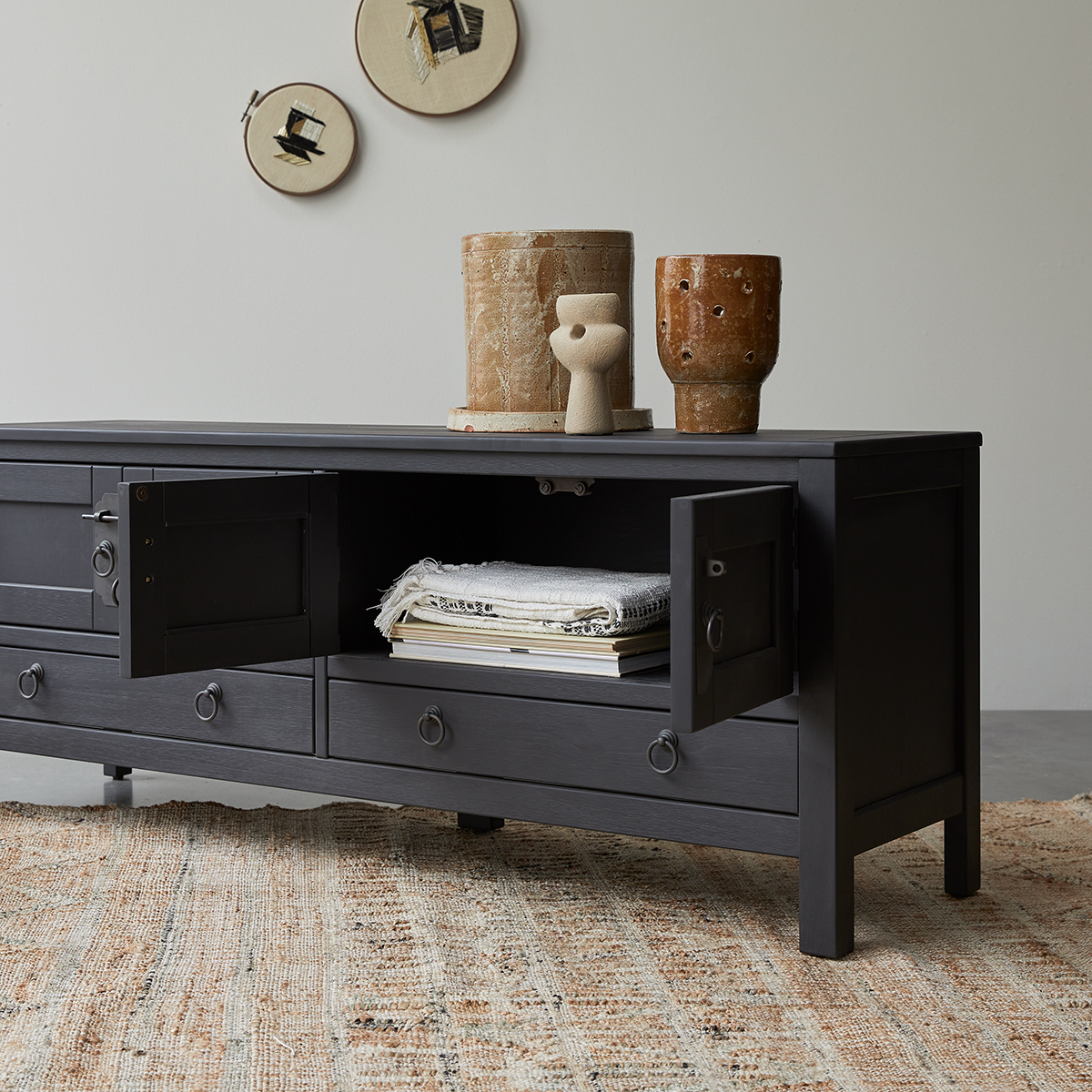 Thaki Black - TV-Schrank aus massiver Kiefer 140 cm Thaki Black - TV-Schrank aus massiver Kiefer 140 cm