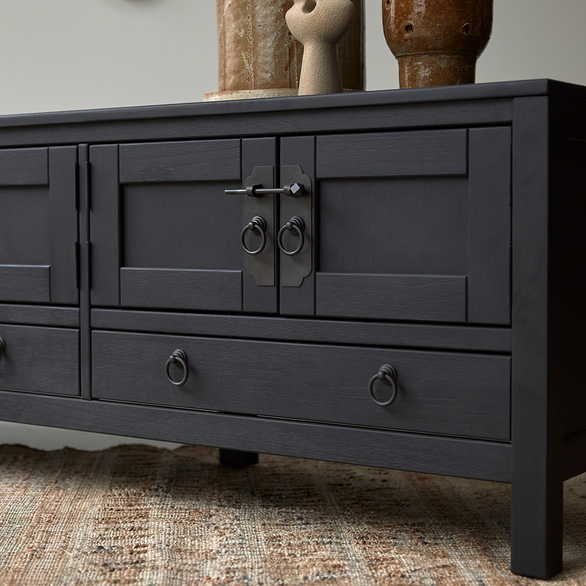 Thaki Black - TV-Schrank aus massiver Kiefer 140 cm Thaki Black - TV-Schrank aus massiver Kiefer 140 cm