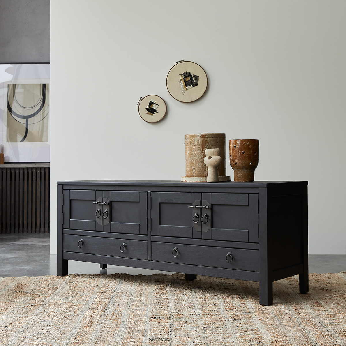 Thaki Black - TV-Schrank aus massiver Kiefer 140 cm Thaki Black - TV-Schrank aus massiver Kiefer 140 cm