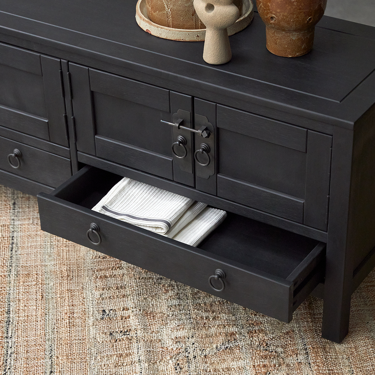 Thaki Black - TV-Schrank aus massiver Kiefer 140 cm Thaki Black - TV-Schrank aus massiver Kiefer 140 cm