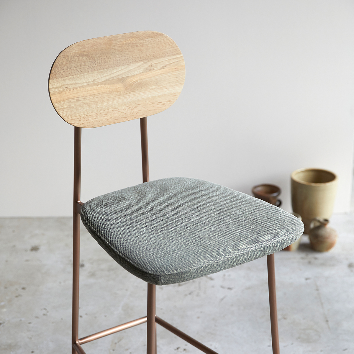 Yutapi - Barstuhl linen green aus massivem Eichenholz Yutapi - Barstuhl linen green aus massivem Eichenholz