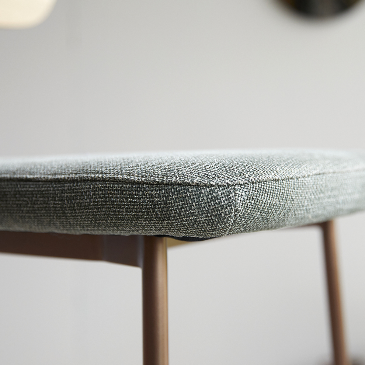 Yutapi - Barstuhl linen green aus massivem Eichenholz Yutapi - Barstuhl linen green aus massivem Eichenholz