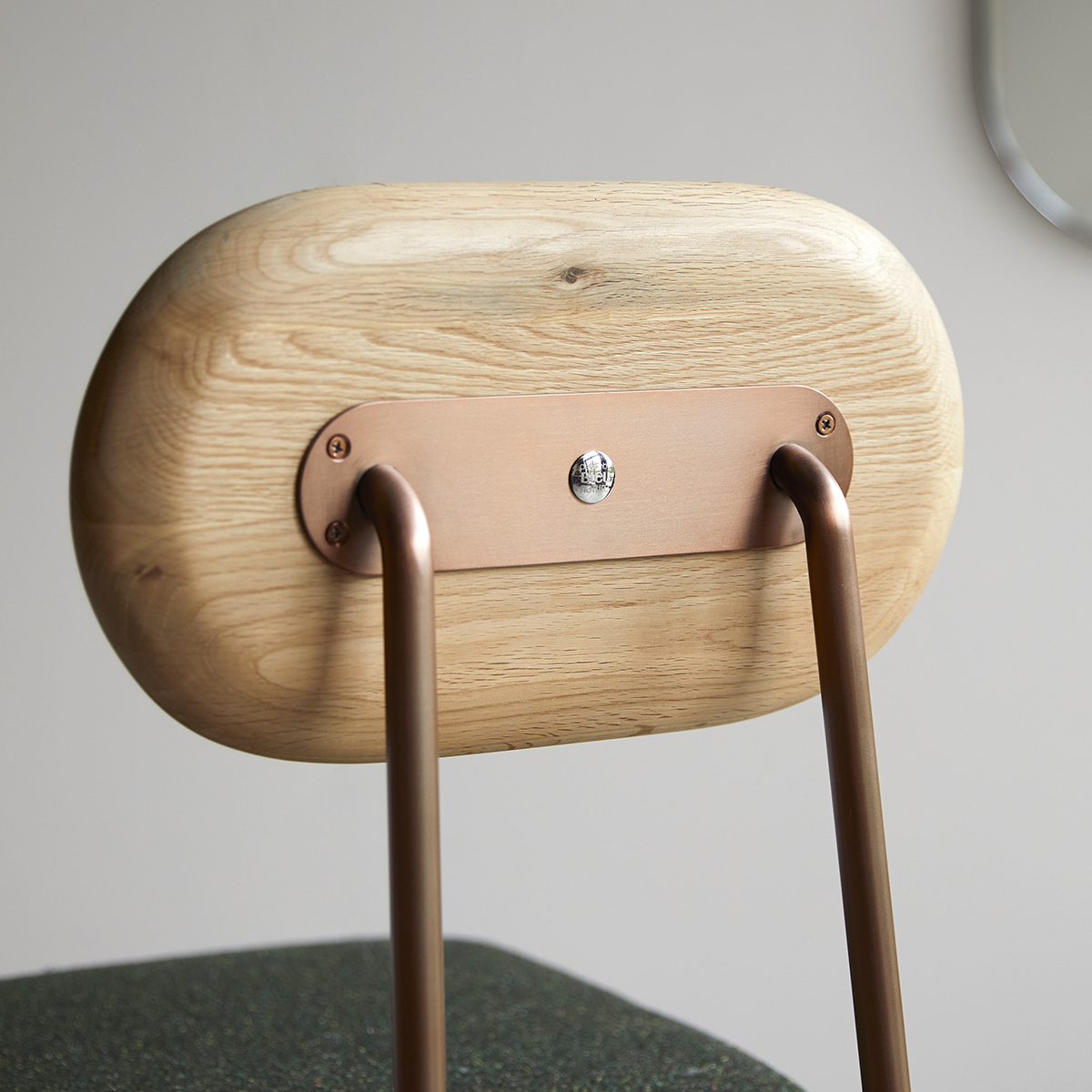 Yutapi - Chaise de bar kaki tweed en chêne massif Yutapi - Chaise de bar kaki tweed en chêne massif